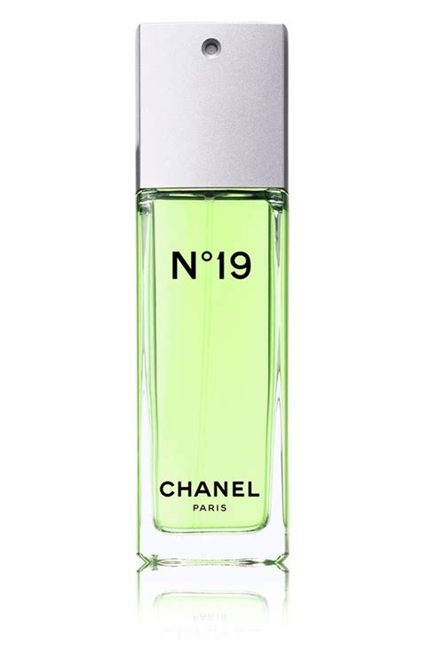 CHANEL N°19 .